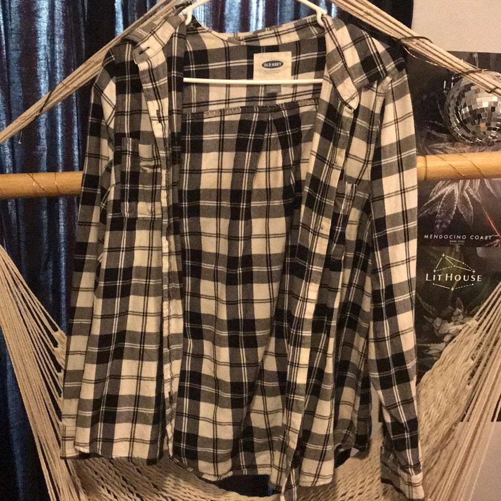 Black and white button up !